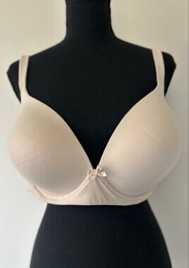 Victoria’s Secret Body By Victoria Wireless T-Shirt Bra 40DD Nude Beige